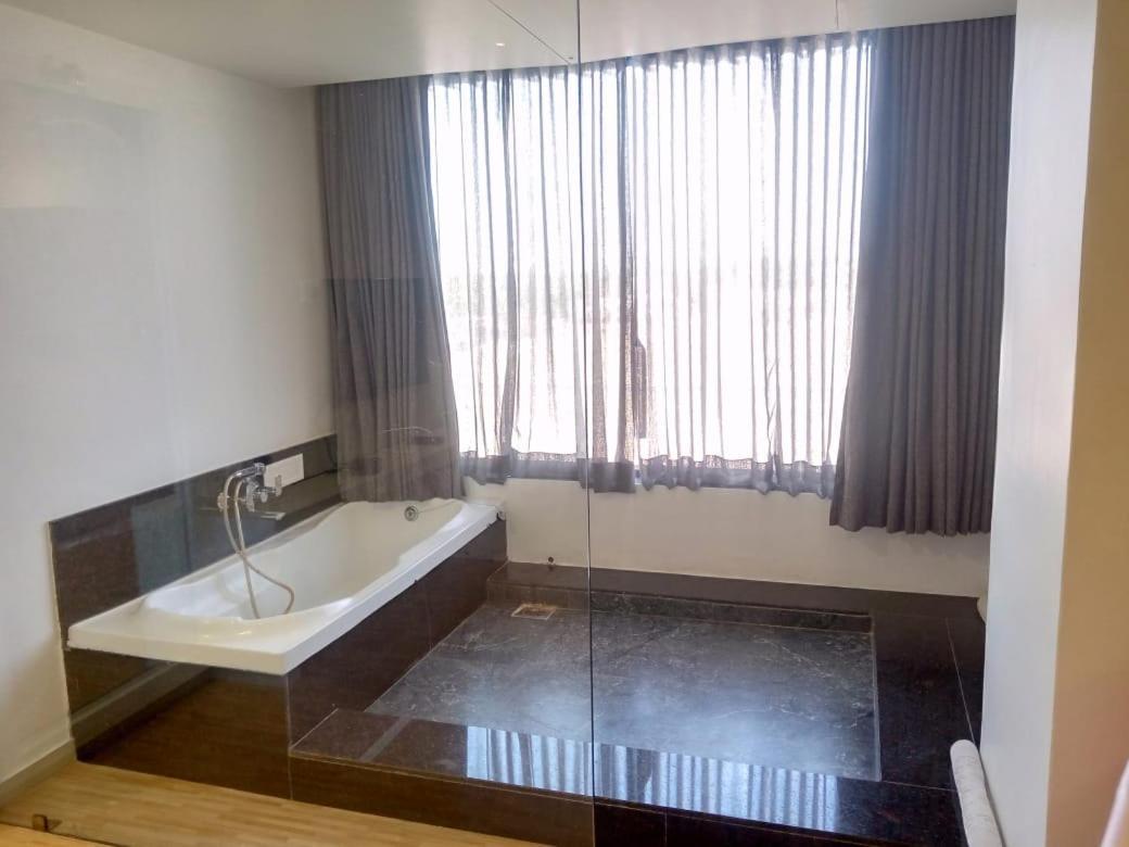 Hotel Shivalik - Mehsana Mahesana エクステリア 写真