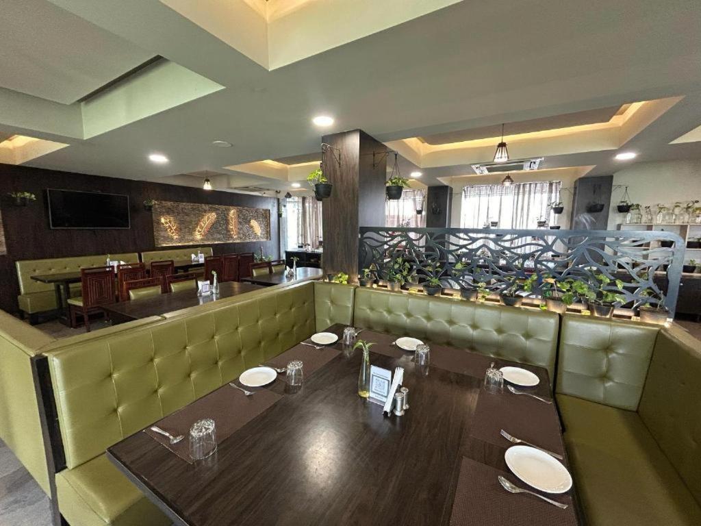 Hotel Shivalik - Mehsana Mahesana エクステリア 写真